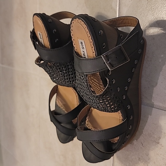 Sandals - Picture 2 of 4